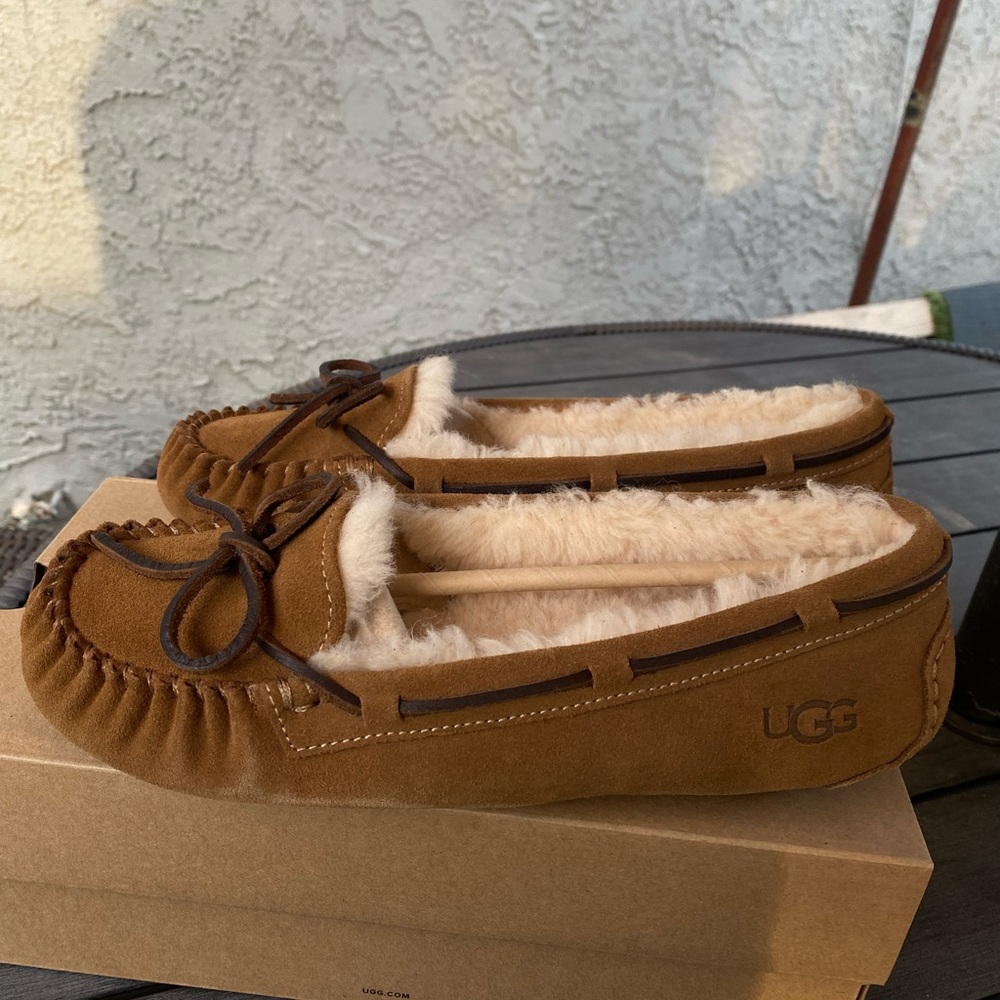 Women’s UGG slippers size 10 - Picture 2 of 4